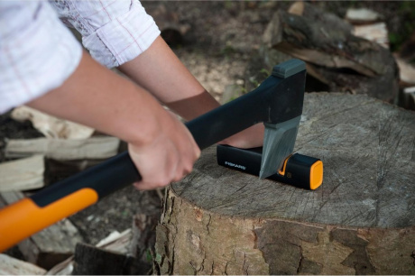 Купить Топор-колун Fiskars X17 + точилка   122466 фото №2